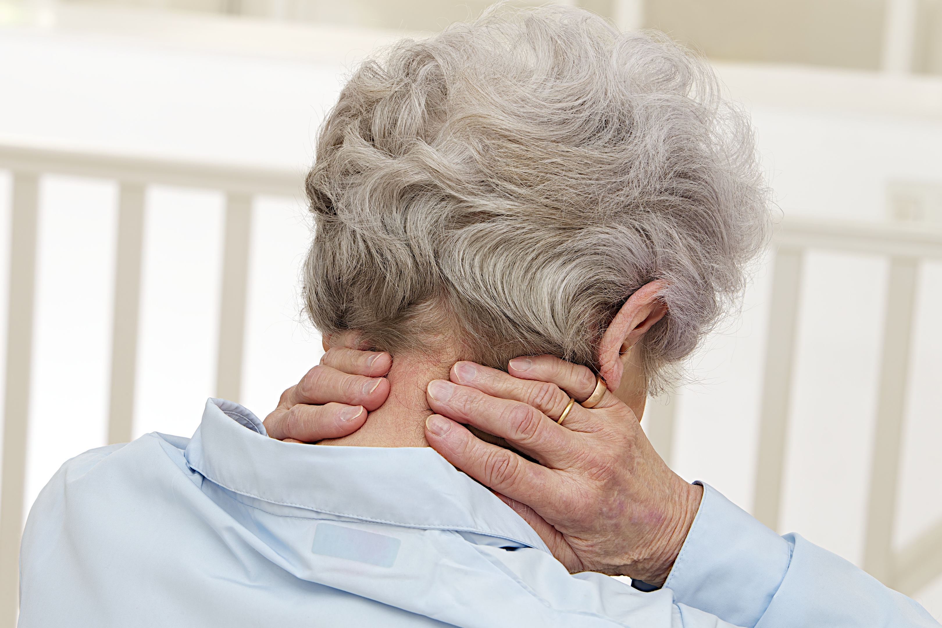 Femme âgée qui semble avoir mal au cou.